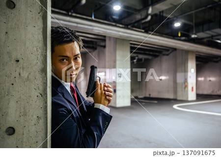 駐車場で銃構える男性 137091675