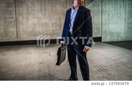 スーツ男性が鞄を持つ 137091679