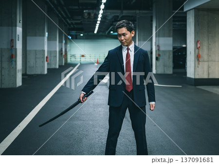 スーツ男性が刀を持つ 137091681