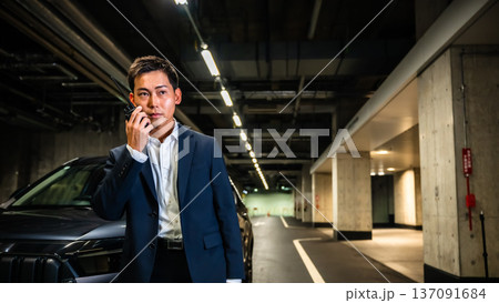 駐車場で無線連絡 137091684