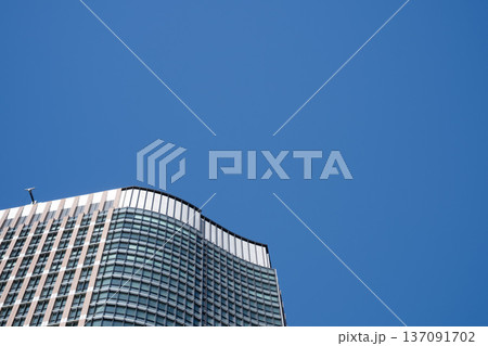 青空にそびえ立つ近代的なオフィスビル群の景観 都市イメージ 青空にそびえ立つ近代的なオフィスビル群の景観 都市イメージ 137091702