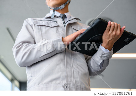 作業着とタブレット操作 137091761