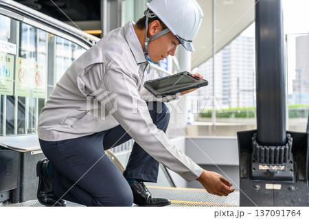 点検作業とタブレット 点検作業とタブレット 137091764