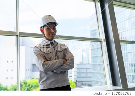 作業服の男性が立つ 作業服の男性が立つ 137091765