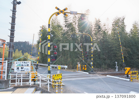 那須烏山市　烏山線　滝駅横の踏切 137091800