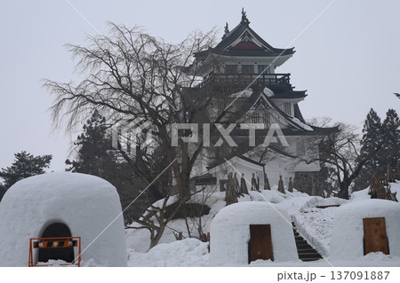 雪の上に浮かぶ天守閣と冬のかまくら 137091887