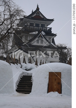 雪の積もる城と冬の風物詩かまくら 雪の積もる城と冬の風物詩かまくら 137091890