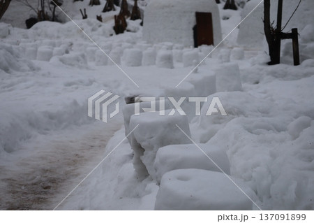 小さなかまくらと雪が積もった朝のお城 137091899