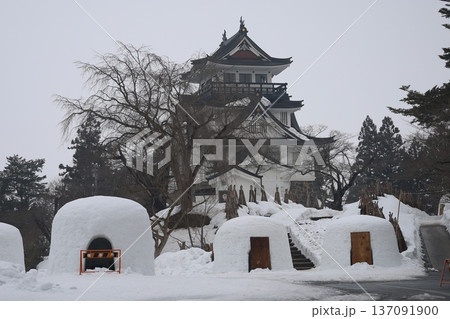 雪の積もる天守閣 137091900