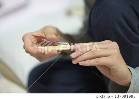 爪を切る子供の手 137091995