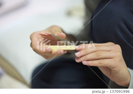 爪を切る子供の手 爪を切る子供の手 137091996