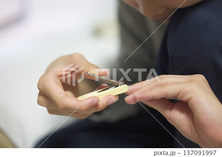 爪を切る子供の手 爪を切る子供の手 137091997