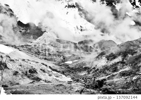 冬の「登別地獄谷」白い雪とゴツゴツとした山肌から立ち上る蒸気「白黒」 冬の「登別地獄谷」白い雪とゴツゴツとした山肌から立ち上る蒸気「白黒」 137092144