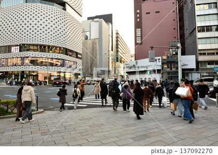 夕方の銀座四丁目交差点で信号待ちする人々 137092270