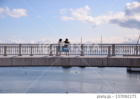 熱海スカイデッキの橋で記念撮影する二人の女性 137092275