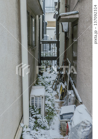 住宅の隙間に積もる雪 冬の生活空間 住宅の隙間に積もる雪 冬の生活空間 137092314