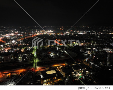 ＜空撮＞夜景・イルミネーションが美しい夜の横手 137092364