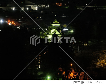 <空撮>夜景・ライトアップされた夜の横手城と街 <空撮>夜景・ライトアップされた夜の横手城と街 137092366