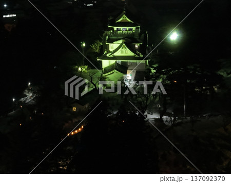 ＜空撮＞夜景・ライトアップされた夜の横手城 137092370