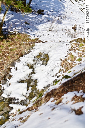 雪景色の荏沢川の石積堰堤 雪景色の荏沢川の石積堰堤 137092473