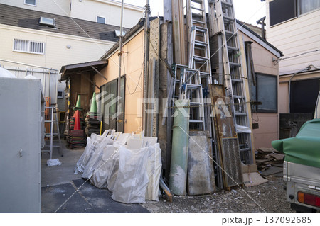 工事現場の資材置き場 137092685