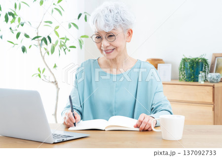 学ぶシニア女性 137092733