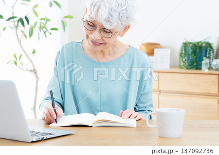 学ぶシニア女性 137092736