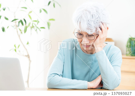 デジタルに疲れたシニア女性 137093027