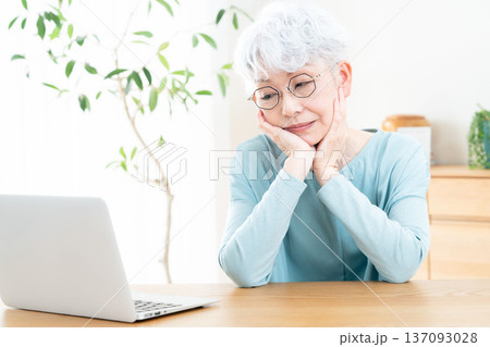 デジタルに疲れたシニア女性 137093028