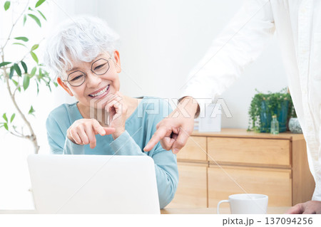 パソコン操作を教えてもらうシニア女性 パソコン操作を教えてもらうシニア女性 137094256