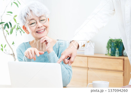 パソコン操作を教えてもらうシニア女性 パソコン操作を教えてもらうシニア女性 137094260