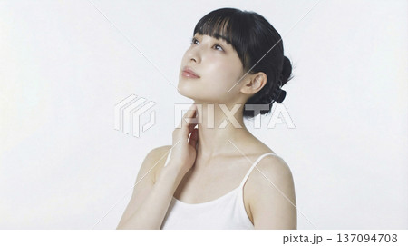顎を上げて首のラインを整える日本人女性 顎を上げて首のラインを整える日本人女性 137094708