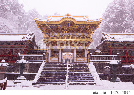 日光市 日光東照宮 雪景色の陽明門 日光市 日光東照宮 雪景色の陽明門 137094894