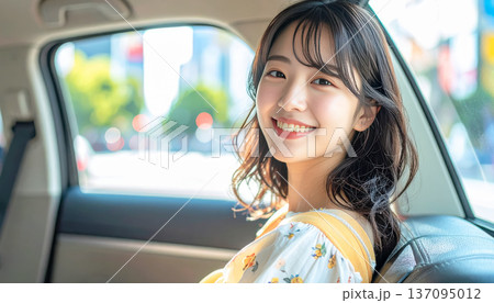 車の後部座席に座る女性 137095012