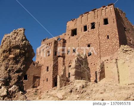 アイット・ベン・ハドゥの街の中 137095578