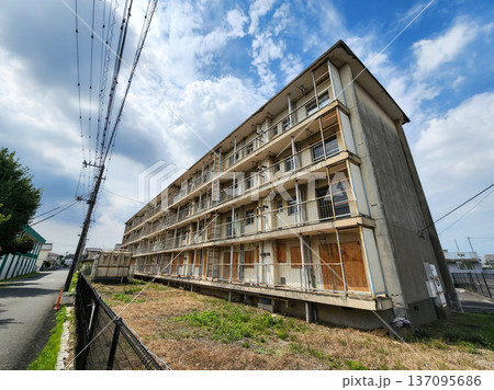 集合住宅 137095686