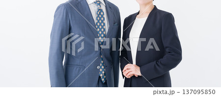 笑顔のビジネスマン男女 笑顔のビジネスマン男女 137095850