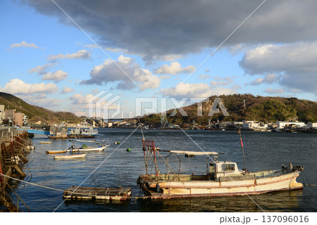 尾道水道西日の当る漁船係留場-1 137096016