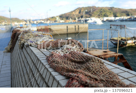 尾道水道堤防に干された魚網 137096021