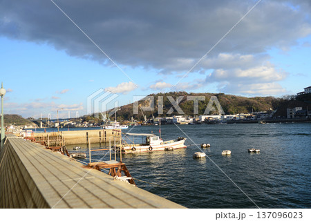 尾道水道西日の当る漁船係留場-4 137096023