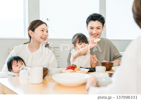 食卓でおままごとをしながらお箸の練習をする女の子と家族,ファミリー 食卓でおままごとをしながらお箸の練習をする女の子と家族,ファミリー 137096331