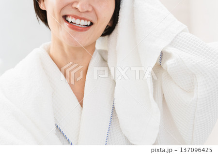 タオルで髪を拭く女性　ライフスタイルイメージ 137096425