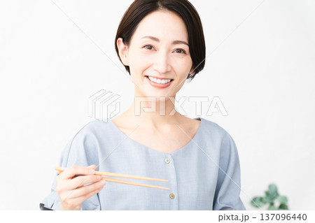 うどんを食べる女性 ライフスタイルイメージ うどんを食べる女性 ライフスタイルイメージ 137096440