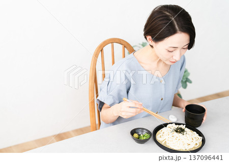 うどんを食べる女性 ライフスタイルイメージ うどんを食べる女性 ライフスタイルイメージ 137096441