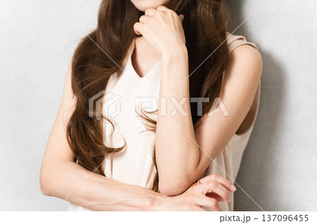 ポージングをするロングヘアの女性　ビューティイメージ 137096455