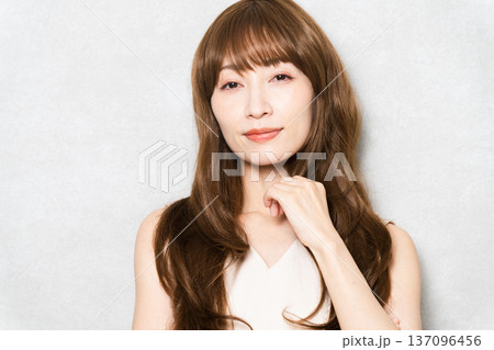ポージングをするロングヘアの女性　ビューティイメージ 137096456