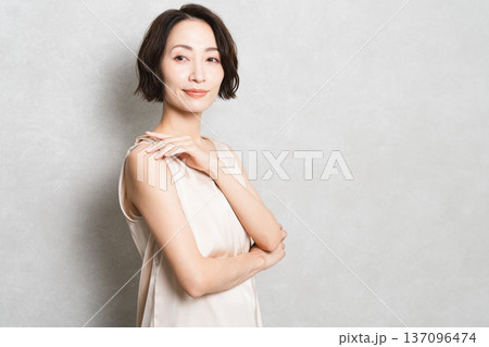 ポージングをするショートヘアの女性　ビューティイメージ 137096474