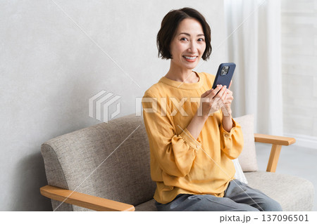 スマートフォンを操作する女性　ライフスタイルイメージ 137096501