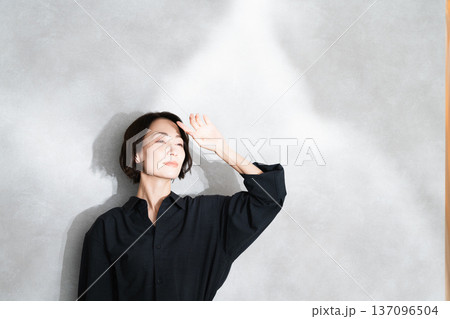 ポージングをするショートヘアの女性 ビューティイメージ ポージングをするショートヘアの女性 ビューティイメージ 137096504