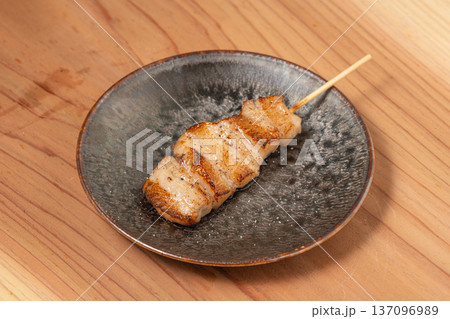 豚串 炭火で香ばしく焼き上げた居酒屋定番料理 豚串 炭火で香ばしく焼き上げた居酒屋定番料理 137096989